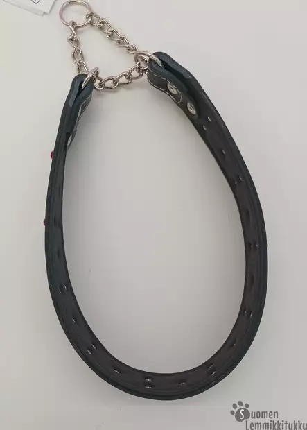 Puolikiristävä nahkapanta koiralle strasseilla ja koristetikkauksilla, musta punaisilla strasseilla - Koiran nahkapannat - 41142 - 2