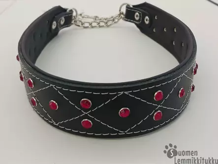 Puolikiristävä nahkapanta koiralle strasseilla ja koristetikkauksilla, musta punaisilla strasseilla - Koiran nahkapannat - 41142 - 1
