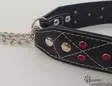Puolikiristävä nahkapanta koiralle strasseilla ja koristetikkauksilla, musta punaisilla strasseilla - Koiran nahkapannat - 41142 - 3