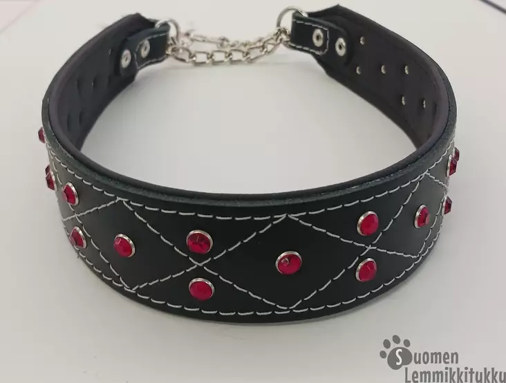 Puolikiristävä nahkapanta koiralle strasseilla ja koristetikkauksilla, musta punaisilla strasseilla - Koiran nahkapannat - 41142 - 1