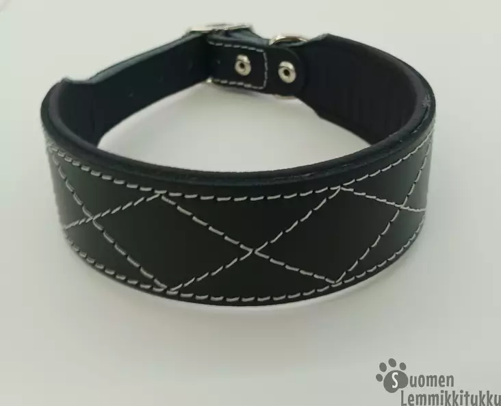 Nahkapanta koiralle koristetikkauksilla, musta 4,5cm - Koiran nahkapannat - 39403 - 1