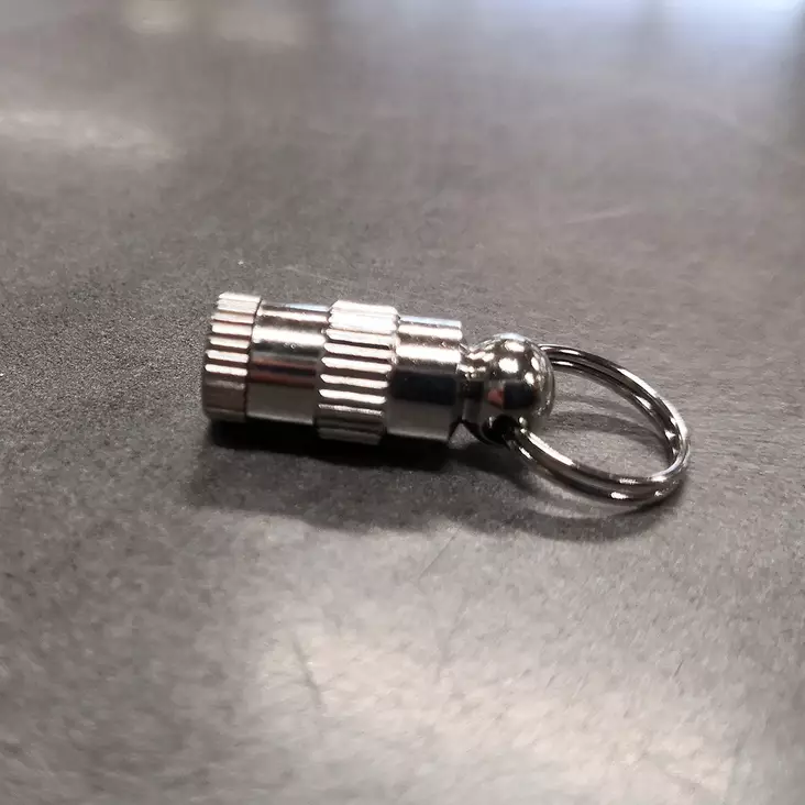 ID-putki avainlenkillä ja paperilla - Koiran kakkapussit ja ulkoilutarvikkeet - 38214 - 1